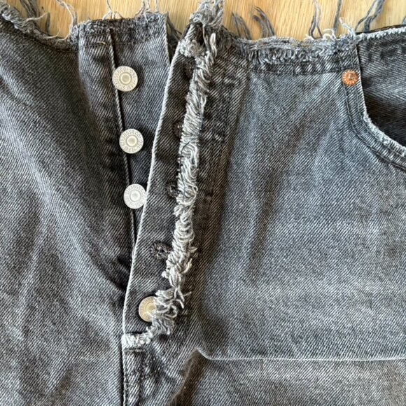 Levi’s high rise faded black raw hem button fly shorts 34" - Picture 5 of 7